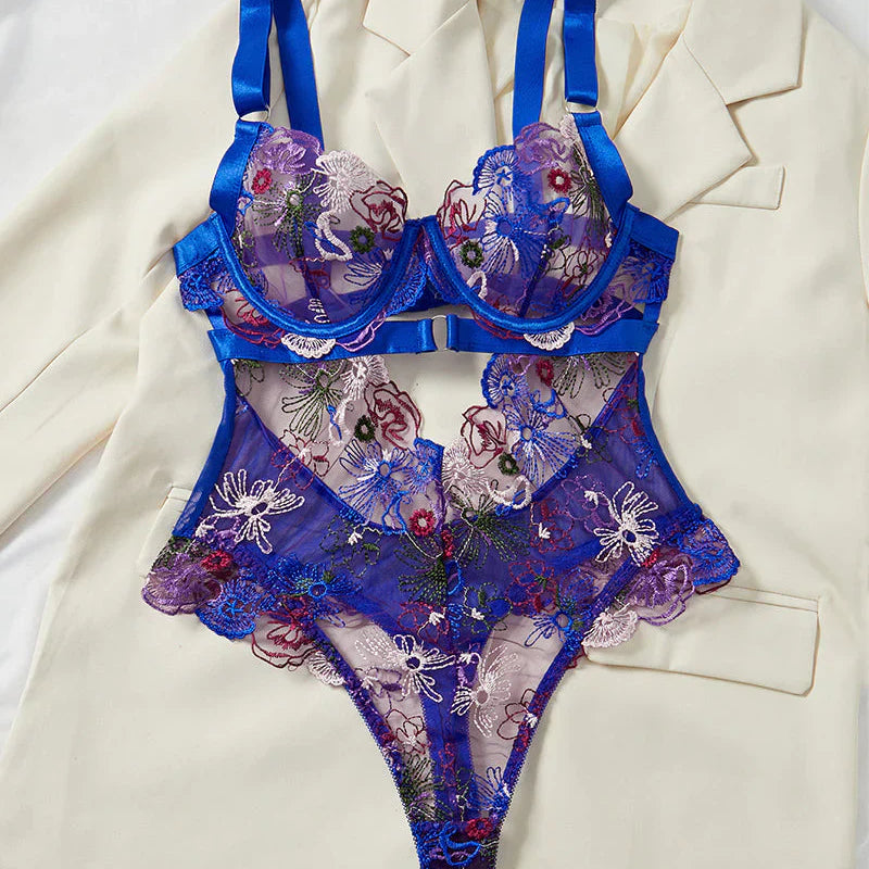 Monica Conjunto De Lencería En Malla Elegante Con Bordado Floral Y Detalles Recortados