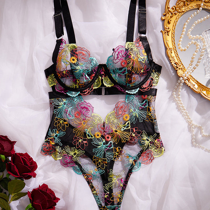 Monica Conjunto De Lencería En Malla Elegante Con Bordado Floral Y Detalles Recortados