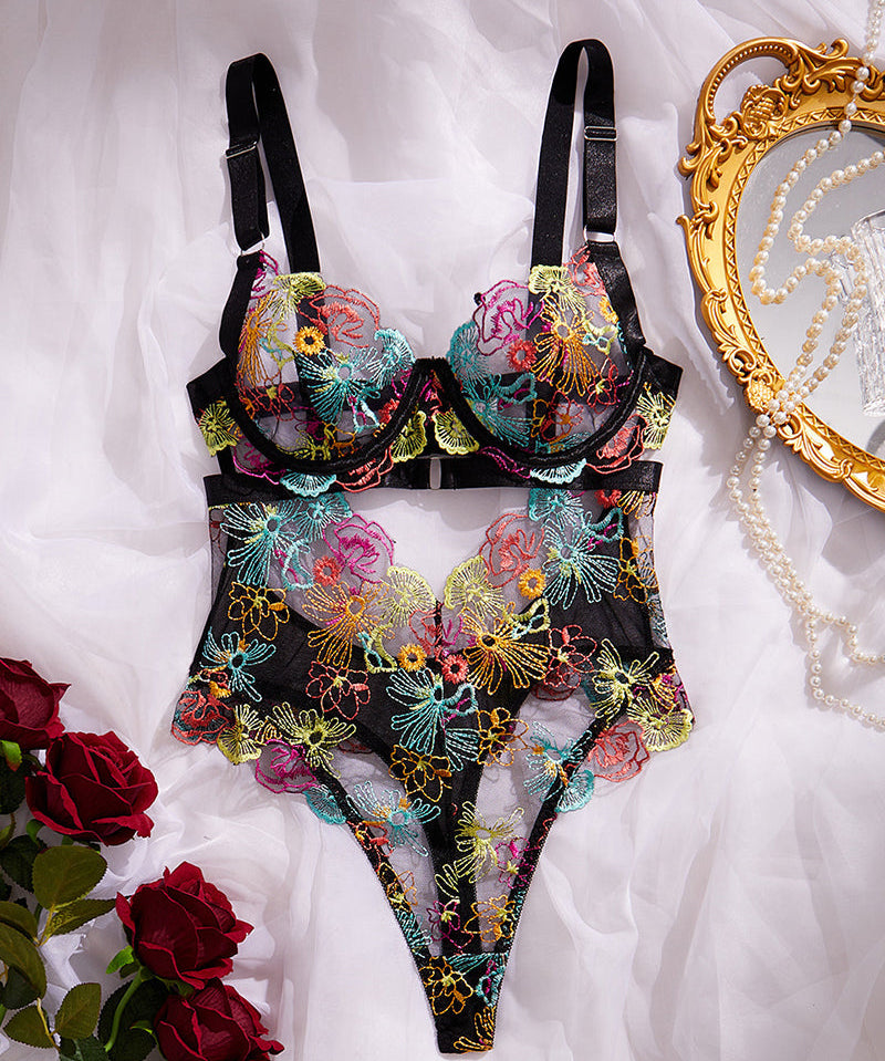 Monica Conjunto De Lencería En Malla Elegante Con Bordado Floral Y Detalles Recortados