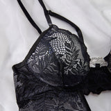 Jade Teddy de Encaje Elegante con Detalles en Forma de Corazón y Tirantes Ajustables