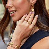 Anillo de trébol dorado